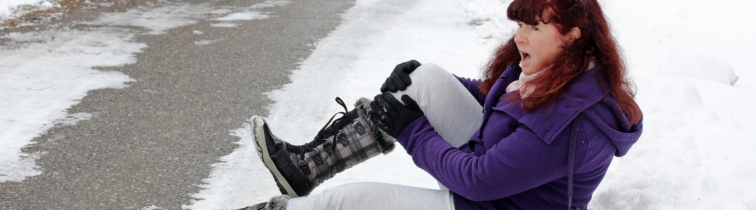 woman fell on road and hurt knee